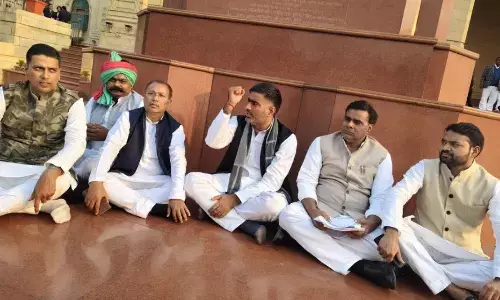 इन्हें उठाकर बाहर फेंक दीजिए..., हंगामा कर रहे सपा विधायक अतुल प्रधान पर भड़के स्पीकर महाना इन्हें उठाकर बाहर फेंक दीजिए..., हंगामा कर रहे सपा विधायक अतुल प्रधान पर भड़के स्पीकर महाना