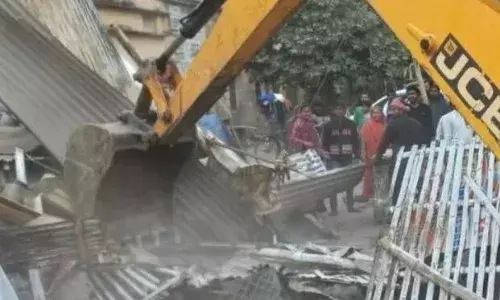 बलिया में बीजेपी नेता के ही दफ्तर पर चला बुलडोजर, प्रशासन पर लगाया बड़ा आरोप, अनिश्चितकालीन धरना पर बैठे पार्टी नेता