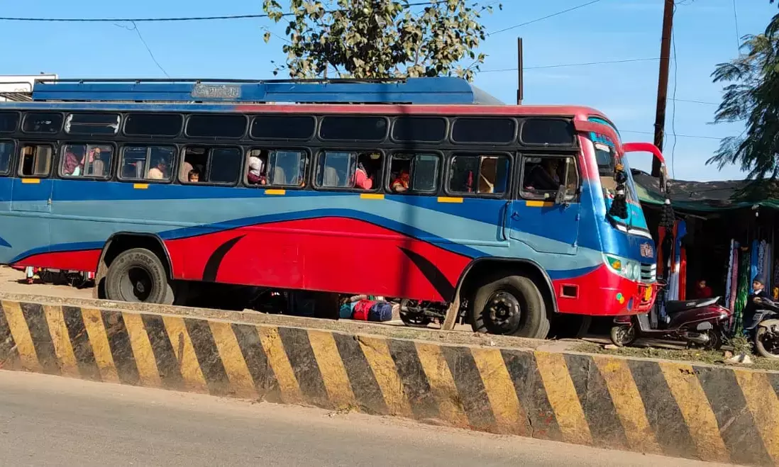 बस स्टैण्ड से निकलकर मनमर्जी से कहीं भी खड़ी हो रहीं बसें, जिम्मेदार नहीं दे रहे ध्यान, यातायात पुलिस भी नहीं कर रही कार्रवाई