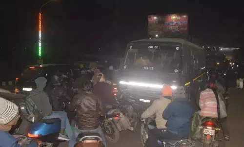 ओवर ब्रिज पर बंदियों को ले जा रही पुलिस बस बिगड़ी, लगा जाम