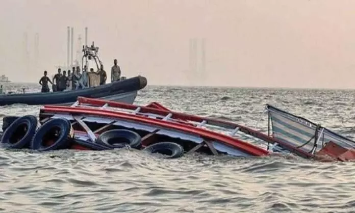 नौका हादसा: टक्कर मारने से पहले नौसेना की स्पीड बोट ने लगाए थे तीन चक्कर नौका हादसा: टक्कर मारने से पहले नौसेना की स्पीड बोट ने लगाए थे तीन चक्कर