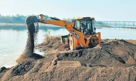 बड़ी मात्रा में स्टॉक करके रखी गई थी रेत, टीम ने जब्त कर नर्मदा में बहाया