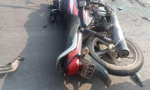 ट्रक की ठोकर से बाइक सवार छात्र की मौत ट्रक की ठोकर से बाइक सवार छात्र की मौत
