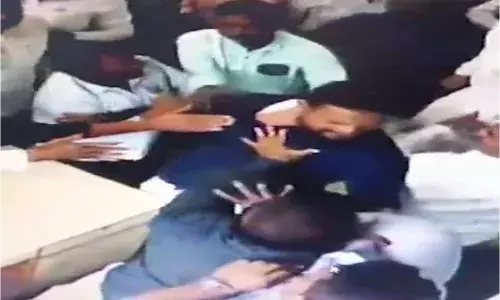 कर्मचारी की मंत्री धनंजय मुंडे समर्थक और पूर्व नगरसेवक के बेटे ने मिलकर दी पिटाई - वीडियो वायरल