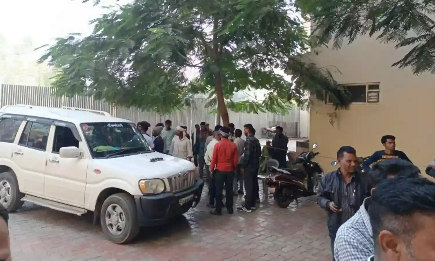 करंट से युवक की मौत, परिजनों ने मचाया हंगामा, निर्माणाधीन जिला जेल भवन में काम करते वक्त मजदूर को लगा करंट