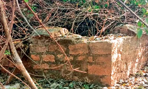 प्रशासन की अनदेखी से खंडहर में तब्दील हुआ ब्रिटिशकालीन कुआं