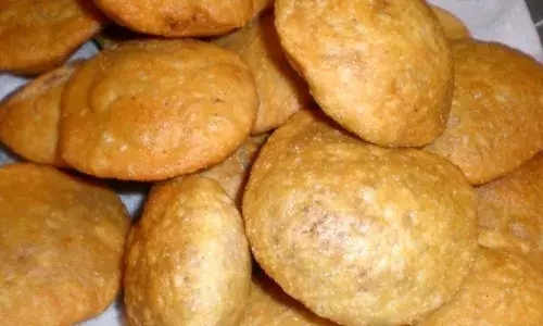कुछ डिफ्रेंट खाने का हो मन, तो इस रेसिपी से बनाएं प्याज की खस्ता कचौड़ी, परिवार करेगा तारीफ