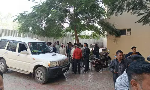 करंट से युवक की मौत, परिजनों ने मचाया हंगामा, निर्माणाधीन जिला जेल भवन में काम करते वक्त मजदूर को लगा करंट