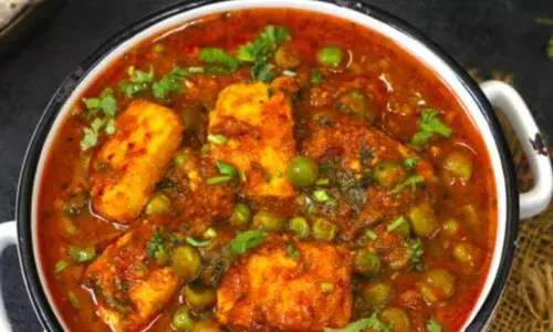 घर पर आए मेहमानों को खिलाना चाहते हैं मार्केट जैसा मटर पनीर, तो अपनाएं इस रेसिपी को, सब करेंगे तारीफ