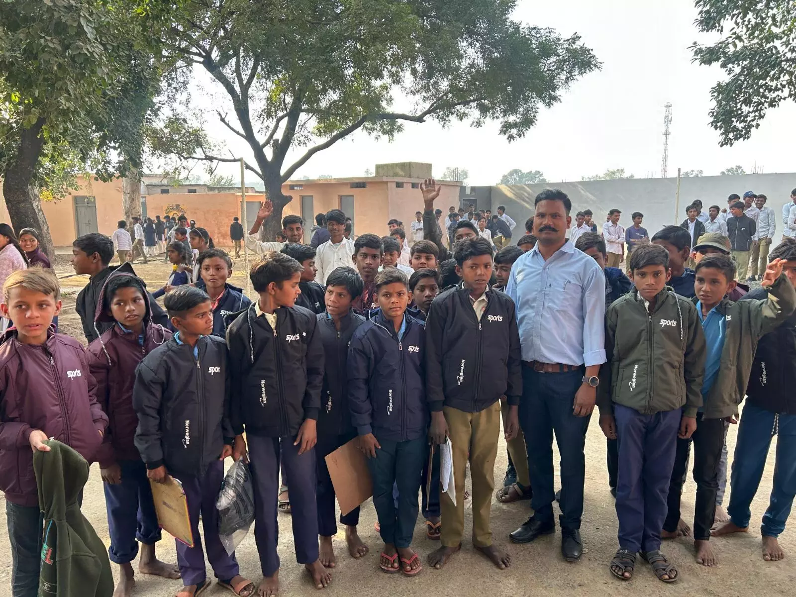 शिक्षक ने अपने विद्यालय के बच्चों को वितरित की जैकेट शिक्षक ने अपने विद्यालय के बच्चों को वितरित की जैकेट