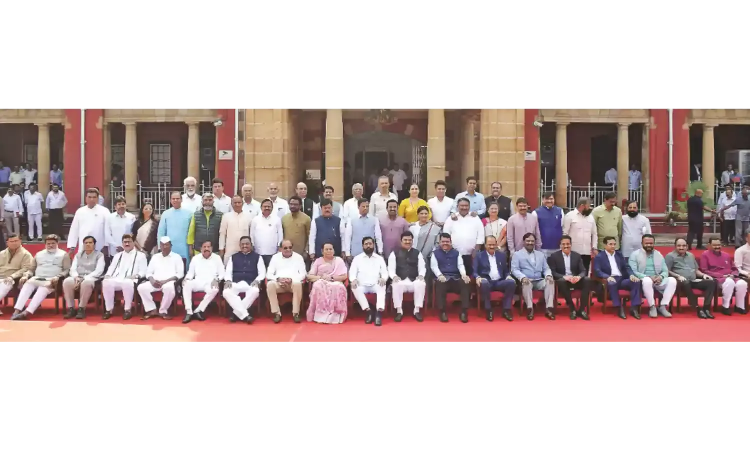 विधान परिषद सदस्यों के साथ सीएम फडणवीस, डीसीएम एकनाथ शिंदे और अजित पवार