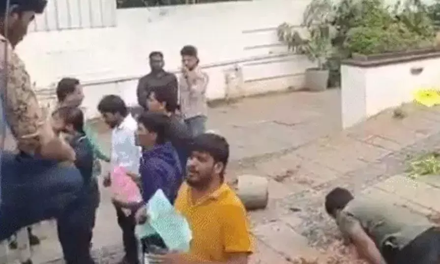 अल्लू अर्जुन के घर पर पथराव! आरोपी उस्मानिया यूनिवर्सिटी के छात्र, मृतक महिला के परिवार को 1 करोड़ मुआवजा देने की कर रहे थे मांग