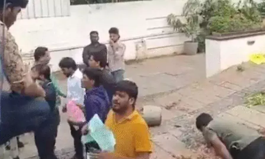अल्लू अर्जुन के घर पर पथराव! आरोपी उस्मानिया यूनिवर्सिटी के छात्र, मृतक महिला के परिवार को 1 करोड़ मुआवजा देने की कर रहे थे मांग