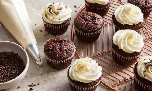 बिना अंडा, ओवन, तेल के बनाना चाहते हैं घर पर ही कप केक, तो इस रेसिपी को करें ट्राई, क्रिसमस पर सब हो जाएंगे खुश बिना अंडा, ओवन, तेल के बनाना चाहते हैं घर पर ही कप केक, तो इस रेसिपी को करें ट्राई, क्रिसमस पर सब हो जाएंगे खुश