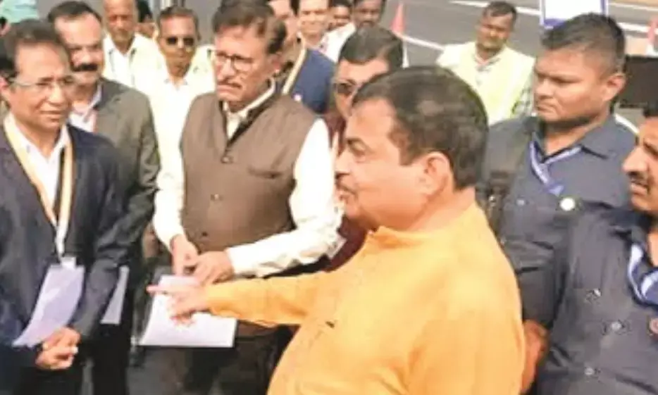 गडकरी का अल्टीमेटम - एक माह में पूरा करें रन-वे की री-कार्पेटिंग का काम