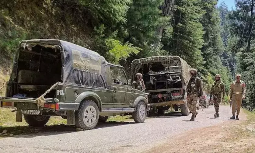 गहरी खाई में गिरा सेना का वाहन, 5 जवानों की मौत, रेस्क्यू ऑपरेशन जारी