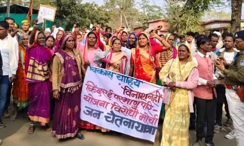 किंदरई परमाणु परियोजना के विरोध में उतरे ग्रामीण, जताया आक्रोश किंदरई परमाणु परियोजना के विरोध में उतरे ग्रामीण, जताया आक्रोश