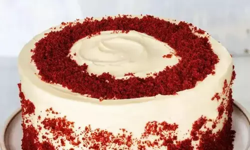 इस क्रिसमस जरूर ट्राई करें बिना अंडे का रेड वेलवेट केक, बिना ओवन के मिनटों में जाएगा बन