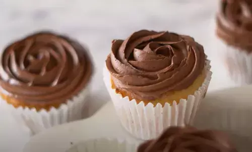 घर के बने कप केक से कराएं मेहमानों का मुंह मीठा, इस सिंपल रेसिपी को जरूर करें ट्राई घर के बने कप केक से कराएं मेहमानों का मुंह मीठा, इस सिंपल रेसिपी को जरूर करें ट्राई