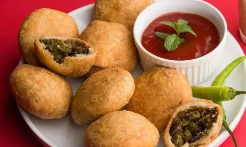 ठंड के मौसम में बनाएं घर पर ही मटर की कचौड़ी, इस रेसिपी का करेंगे इस्तेमाल तो नहीं फटेगी आपकी कचौड़ियां