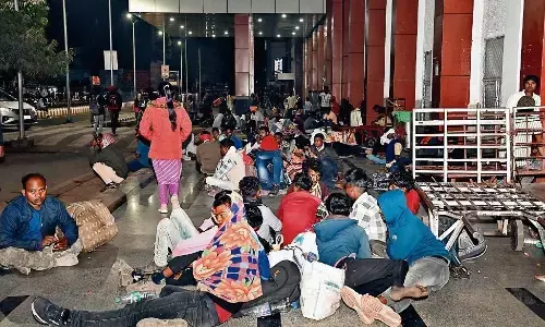 श्रीधाम एक्सप्रेस दो घंटे देरी से पहुँची, यात्रियों के हंगामे से पहले आनन-फानन में दूसरा रैक लगाकर किया रवाना श्रीधाम एक्सप्रेस दो घंटे देरी से पहुँची, यात्रियों के हंगामे से पहले आनन-फानन में दूसरा रैक लगाकर किया रवाना