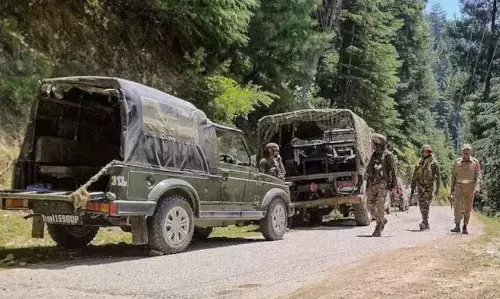 गहरी खाई में गिरा सेना का वाहन, 5 जवानों की मौत, रेस्क्यू ऑपरेशन जारी गहरी खाई में गिरा सेना का वाहन, 5 जवानों की मौत, रेस्क्यू ऑपरेशन जारी