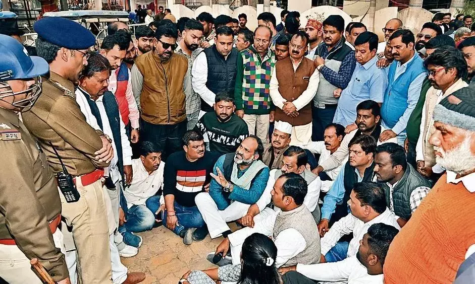 बढ़ते अपराधों को लेकर कांग्रेस ने घेरा लार्डगंज थाना, लगाया अभद्रता का आरोप