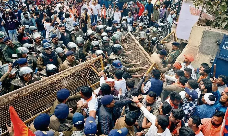 विहिप की शौर्य यात्रा में झड़प, पुलिस और कार्यकर्ताओं के बीच हुई धक्का-मुक्की