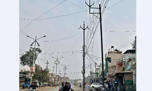 दमोह रोड का जहाँ पर जीरो प्वाॅइंट, वहीं बीच सड़क तक लगे हैं बिजली के खंभे दमोह रोड का जहाँ पर जीरो प्वाॅइंट, वहीं बीच सड़क तक लगे हैं बिजली के खंभे