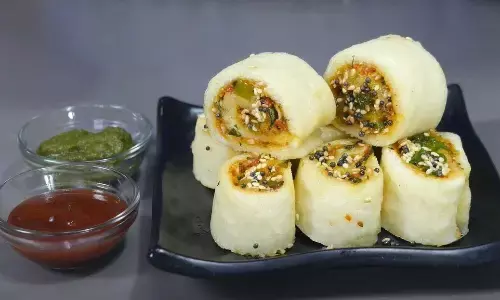 आपके घर पर भी आ रहे हैं गेस्ट, तो उन्हें जरूर खिलाएं सूजी के मुलायम रोल्स, मेहमान पूछते रह जाएंगे रेसिपी आपके घर पर भी आ रहे हैं गेस्ट, तो उन्हें जरूर खिलाएं सूजी के मुलायम रोल्स, मेहमान पूछते रह जाएंगे रेसिपी