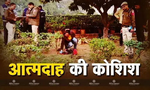 दिल्ली में संसद के बाहर एक शख्स ने की आत्मदाह की कोशिश, अस्पताल में भर्ती, मौके से मिला पेट्रोल, जांच में जुटी पुलिस दिल्ली में संसद के बाहर एक शख्स ने की आत्मदाह की कोशिश, अस्पताल में भर्ती, मौके से मिला पेट्रोल, जांच में जुटी पुलिस