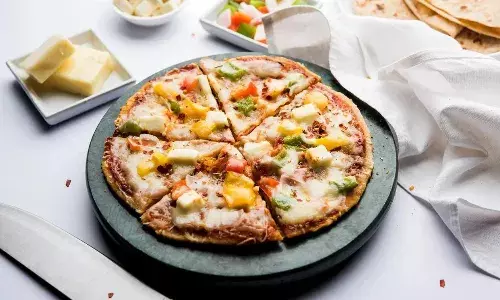 हेल्थ की है चिंता मगर खाने का मन है पिज्जा, तो इस रेसिपी से बनाएं सूजी के बेस वाला टेस्टी पिज्जा, आ जाएगा मजा हेल्थ की है चिंता मगर खाने का मन है पिज्जा, तो इस रेसिपी से बनाएं सूजी के बेस वाला टेस्टी पिज्जा, आ जाएगा मजा