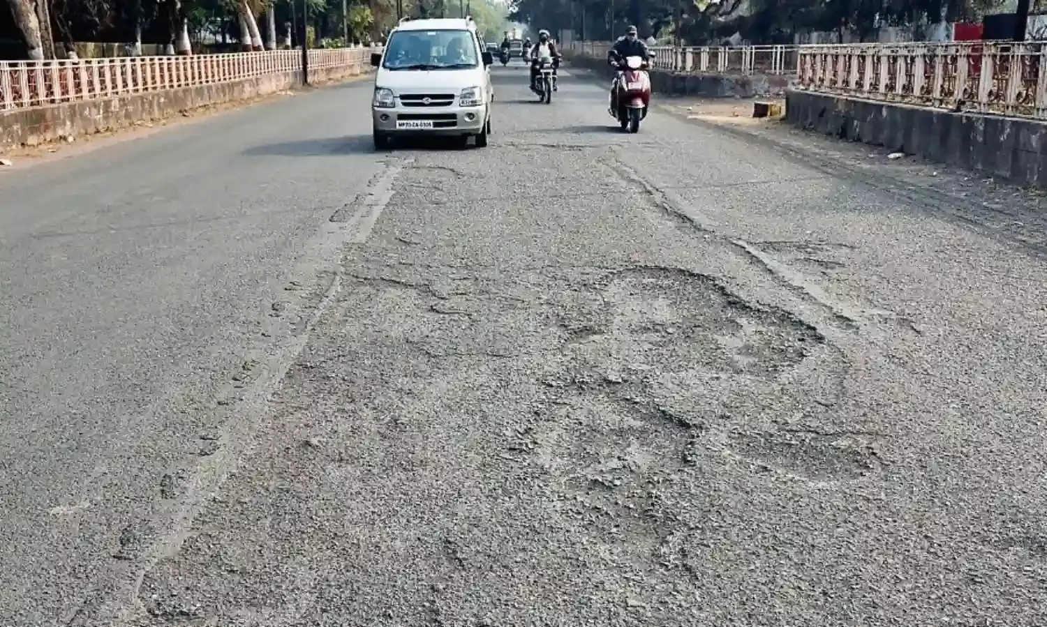 शहर के प्रवेश मार्ग की सड़क पर गड्ढे ही गड्ढे, चलना हाे रहा दूभर