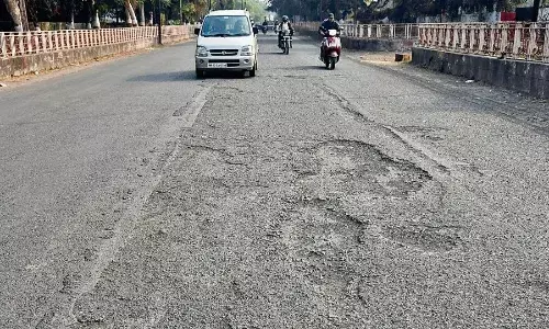 शहर के प्रवेश मार्ग की सड़क पर गड्ढे ही गड्ढे, चलना हाे रहा दूभर शहर के प्रवेश मार्ग की सड़क पर गड्ढे ही गड्ढे, चलना हाे रहा दूभर
