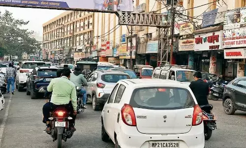 पूरी पार्किंग में हो गए अवैध कब्जे इधर सड़क पर खड़े हो रहे वाहन पूरी पार्किंग में हो गए अवैध कब्जे इधर सड़क पर खड़े हो रहे वाहन