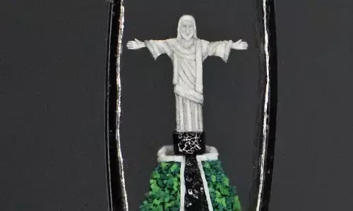 जिस सुई में धागा तक नहीं जाता, वहां एक आदमी ने बना डाली पूरी मूर्ती, माइक्रोस्कोप की मदद से दिखाई, तो सब हो गए हैरान