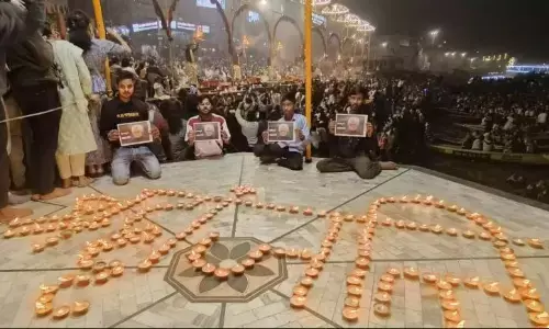 पूर्व प्रधानमंत्री डॉ. मनमोहन सिंह को श्रद्धांजलि देने के लिए काशी के घाट पर की गई गंगा आरती, जलाए 1001 दीप पूर्व प्रधानमंत्री डॉ. मनमोहन सिंह को श्रद्धांजलि देने के लिए काशी के घाट पर की गई गंगा आरती, जलाए 1001 दीप