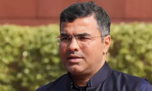 वोट के बदले नोट को लेकर नहीं थम रहा विवाद, परवेश वर्मा ने AAP नेताओं के खिलाफ दर्ज कराया मानहानि का मामला