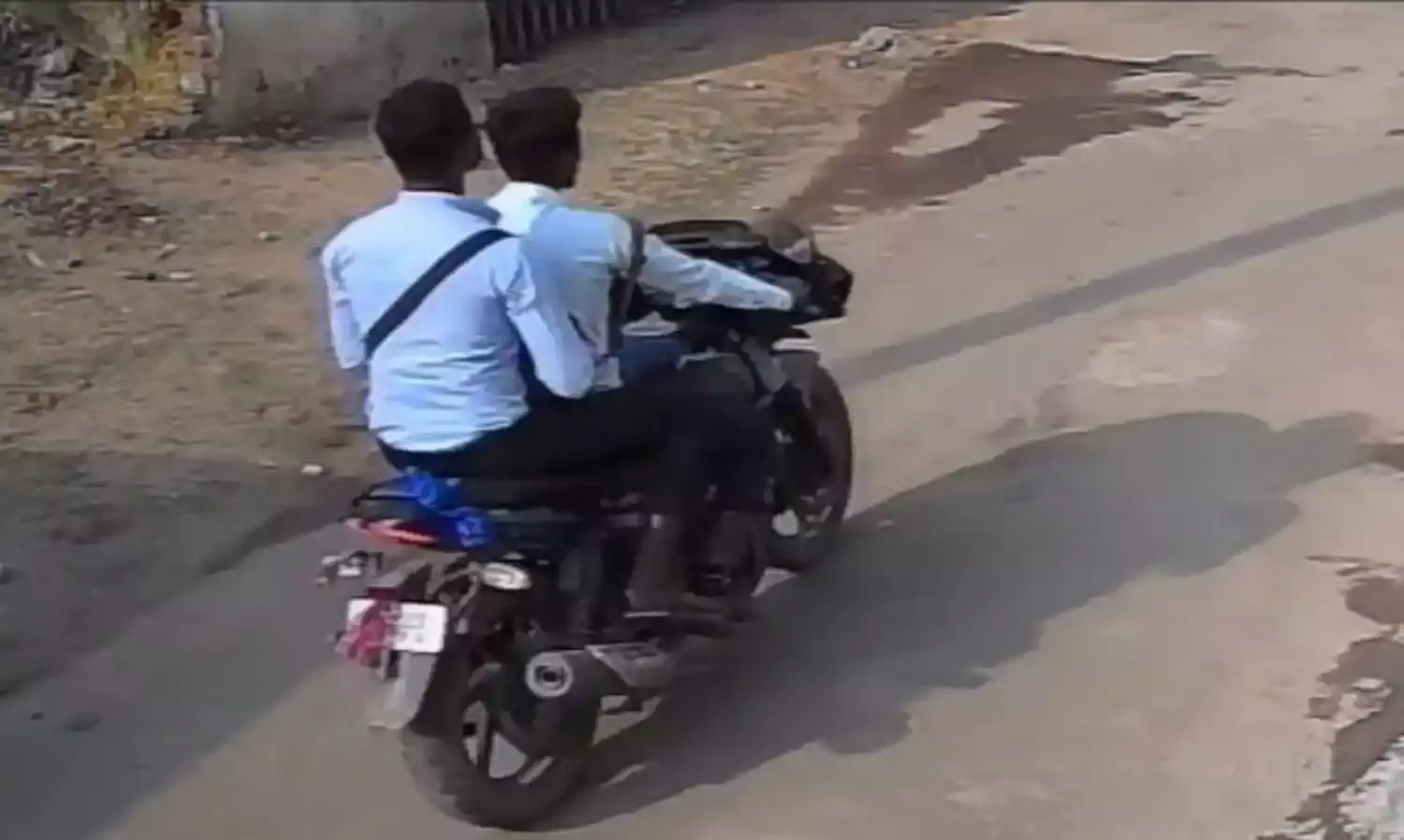 साफ करने के बहाने ले उड़े सवा दो लाख की सोने की चेन
