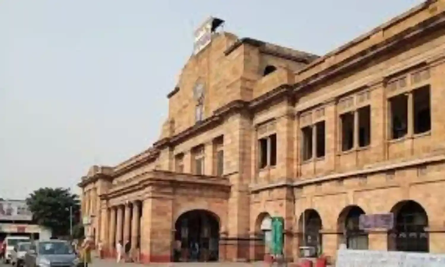 वर्ष 2024 को स्टेशनों के विकास के नाम पर रखा आरक्षित, इस पेंच में फंसे रहे यात्री