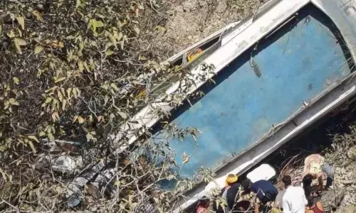 कोरापुट जिले में बस पलटने से हुआ भारी हादसा, 4 लोगों की मौके पर मौत, 40 अन्य घायल