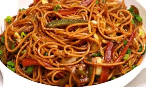 न्यू ईयर पार्टी में सबको खिलाएं घर की बनी चाउमीन, खाकर बच्चों के साथ-साथ बड़े भी हो जाएंगे खुश