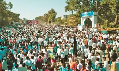 मस्साजोग के सरपंच हत्याकांड - बीड़ में निकला मूक मोर्चा तीन आरोपी अब भी फरार