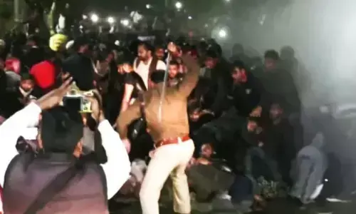 सरकार ऐसे तानाशाही कर के हमारी आवाज़ को दबा नहीं सकती, पुलिस के लाठीचार्ज पर बोले प्रदर्शनकारी छात्र