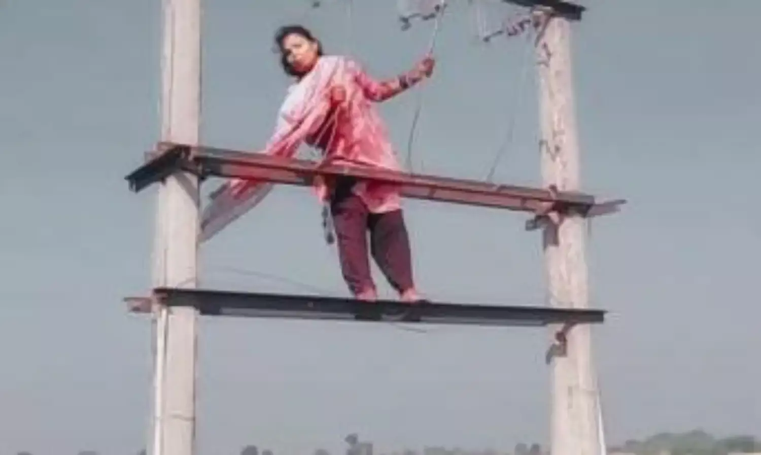 अपने दोस्त का इंतजार करते हुए एक लड़की चढ़ी ट्रांसफॉर्मर पर, किया ऐसा काम कि देखकर लोग हो गए हैरान