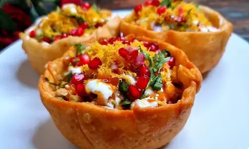 घर पर रख रहे हैं न्यू ईयर पार्टी, तो मेहमानों के लिए अपने हाथों से बनाएं कटोरी चाट, मजा हो जाएगा दुगना घर पर रख रहे हैं न्यू ईयर पार्टी, तो मेहमानों के लिए अपने हाथों से बनाएं कटोरी चाट, मजा हो जाएगा दुगना