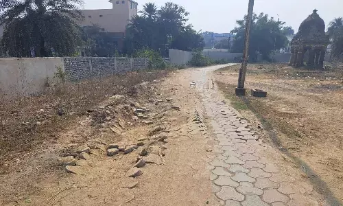 सौ मीटर में 4 स्थान पर उखड़ा पेवर ब्लॉक, मरम्मत पर नहीं नगर पालिका का ध्यान