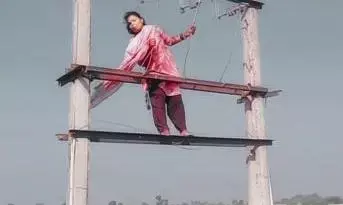 अपने दोस्त का इंतजार करते हुए एक लड़की चढ़ी ट्रांसफॉर्मर पर, किया ऐसा काम कि देखकर लोग हो गए हैरान अपने दोस्त का इंतजार करते हुए एक लड़की चढ़ी ट्रांसफॉर्मर पर, किया ऐसा काम कि देखकर लोग हो गए हैरान