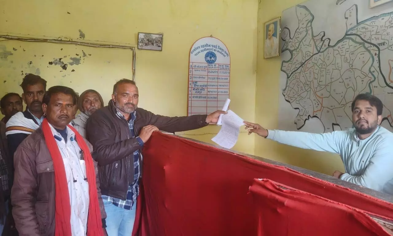 बरतला के ग्रामीणों ने एसडीएम के नाम नायब तहसील को सौंपा आवेदन बरतला के ग्रामीणों ने एसडीएम के नाम नायब तहसील को सौंपा आवेदन