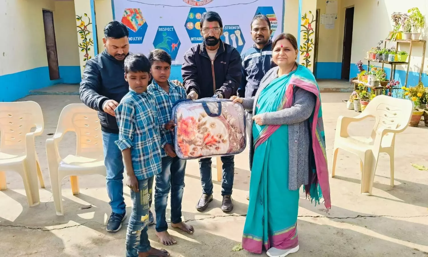 साफ्टेवयर इंजीनियर ने जरूरतमंद बच्चों को वितरित किये कंबल साफ्टेवयर इंजीनियर ने जरूरतमंद बच्चों को वितरित किये कंबल